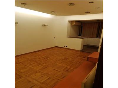 Apartament cu 3 camere decomandat parter inalt zona Lipovei